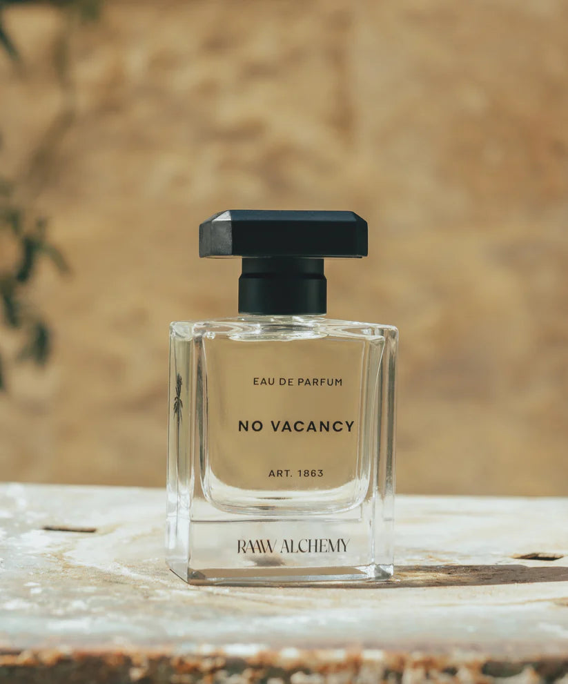 Ekskluzywna woda perfumowana No Vacancy marki RAAW Alchemy – zbliżenie na detale flakonu