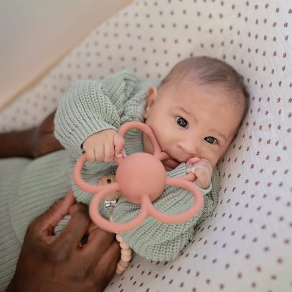 Silikonowy gryzak i grzechotka Daisy dusty rose