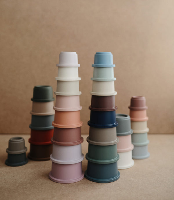 Piramidka Sensoryczna z Kubeczków - Stacking Cups Forest