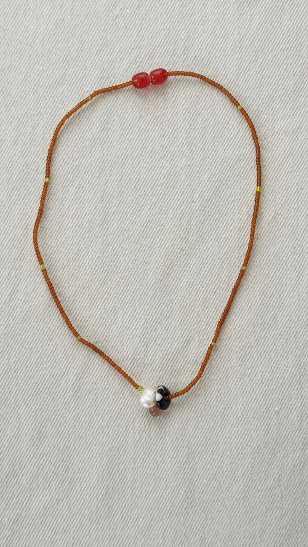 Naszyjnik Glass and Pearl Pendant Necklace brown
