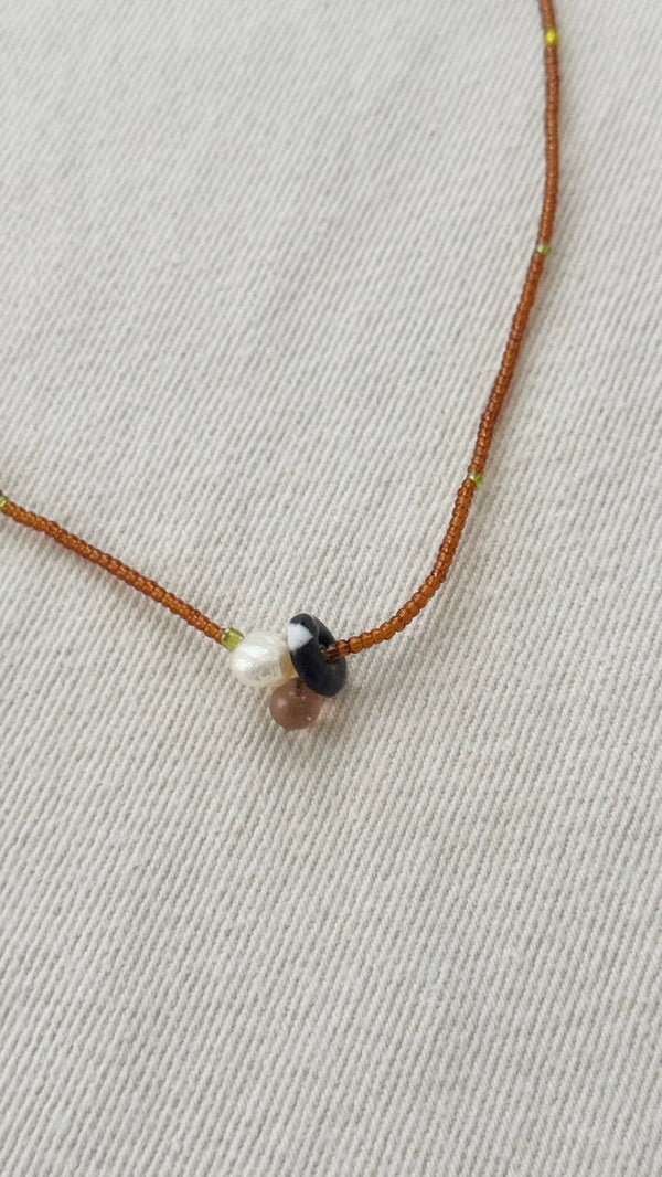 Naszyjnik Glass and Pearl Pendant Necklace brown