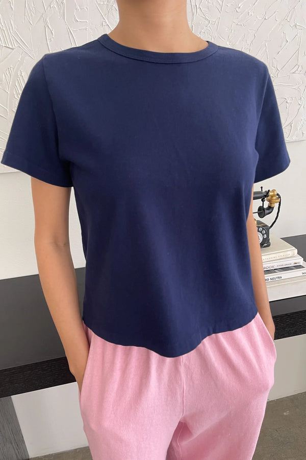The Little Boy Tee – t-shirt damski z bawełny premium, krótki krój, Navy