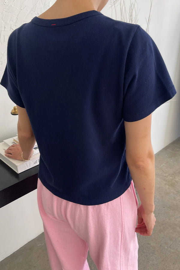 The Little Boy Tee – t-shirt damski z bawełny premium, krótki krój, Navy