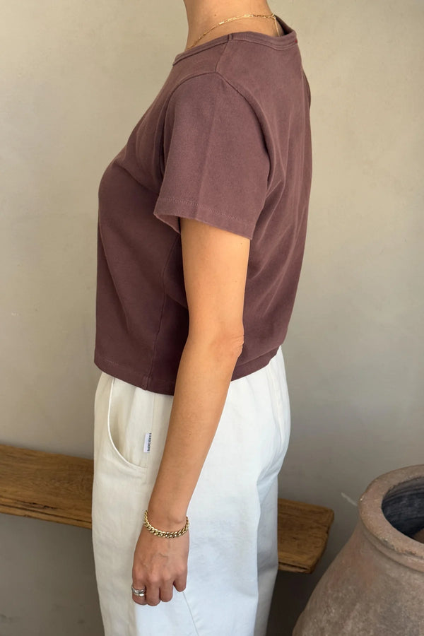 The Little Boy Tee – t-shirt damski z bawełny premium, krótki krój, Espresso