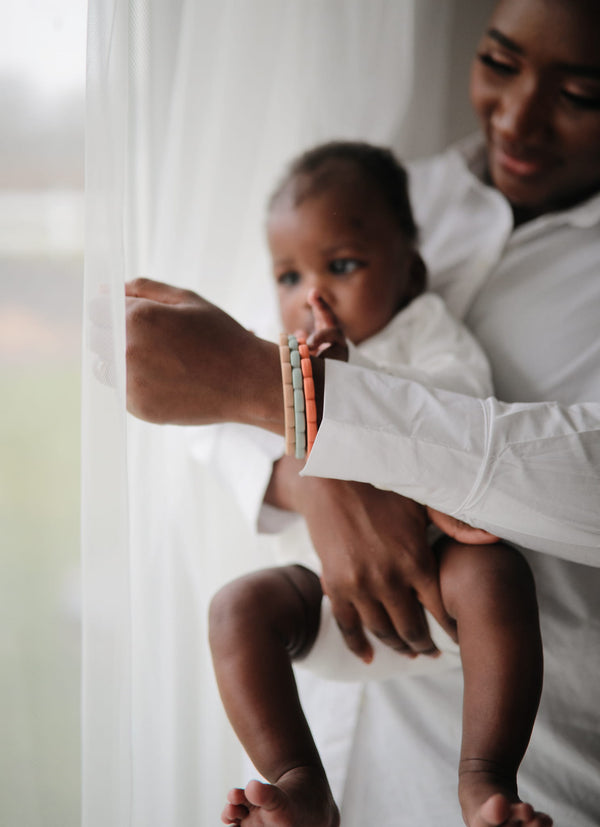 Gryzaki silikonowe bransoletki Mushie - FLOWER Dried Thyme & Berry & Natural