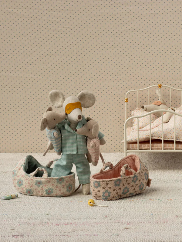 Myszka Rose w Łóżeczku