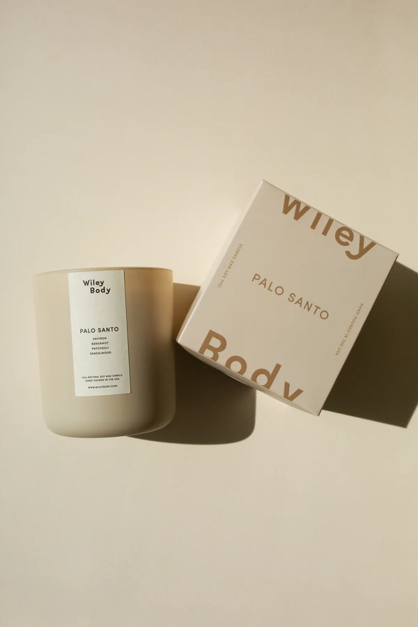 Świeca sojowa Wiley Body Palo Santo i opakowanie pod kątem.