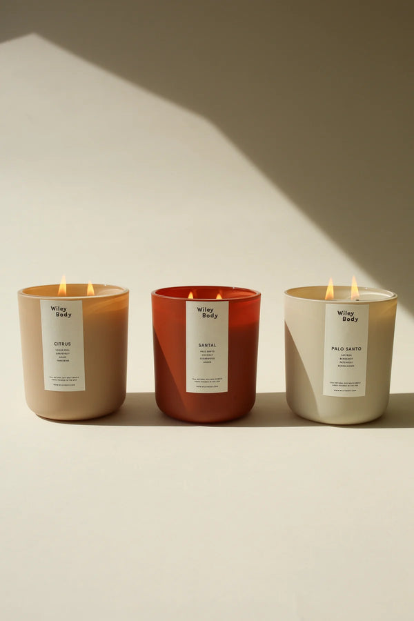 Trzy zapalone świece sojowe Wiley Body: Palo Santo, Santal i Citrus.