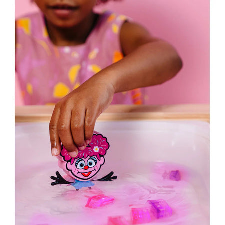 Postać do Kąpieli Abby - Zestaw z Dwiema Kostkami Sensorycznymi