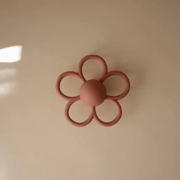 Silikonowy gryzak i grzechotka Daisy dusty rose