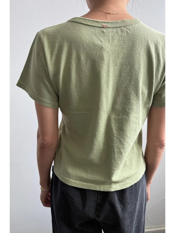 The Little Boy Tee – t-shirt damski z bawełny premium, krótki krój, Pistachio