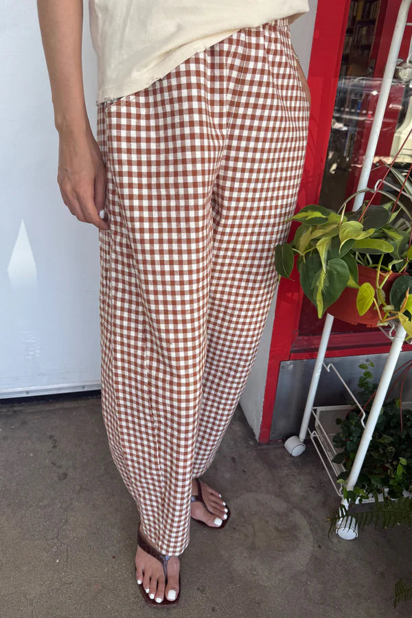 Spodnie w cynamonową kratkę Le Bon Shoppe Arc Pants na osobie.