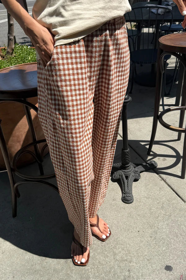 Sylwetka w spodniach Le Bon Shoppe Arc Pants w cynamonową kratkę vichy.