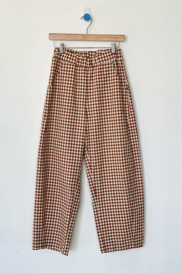 Spodnie Le Bon Shoppe Arc Pants w cynamonową kratkę vichy zawieszone na wieszaku.
