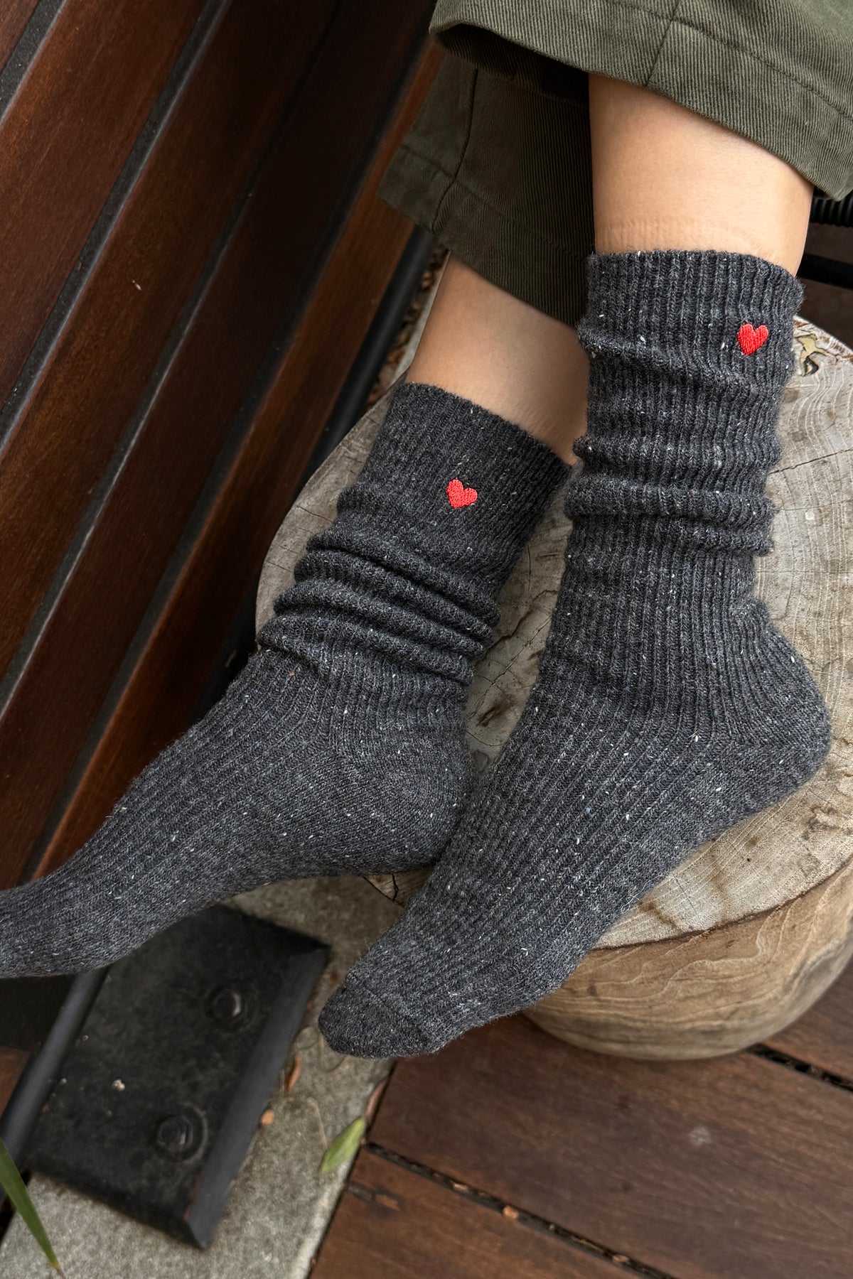 Skarpety Embroidered Snow Socks Charcoal + Heart