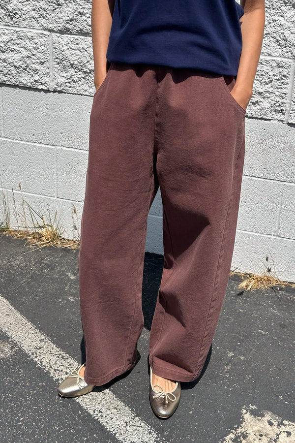 Spodnie Arc Pants Le Bon Shoppe Chocolate brązowe bawełniane modelka