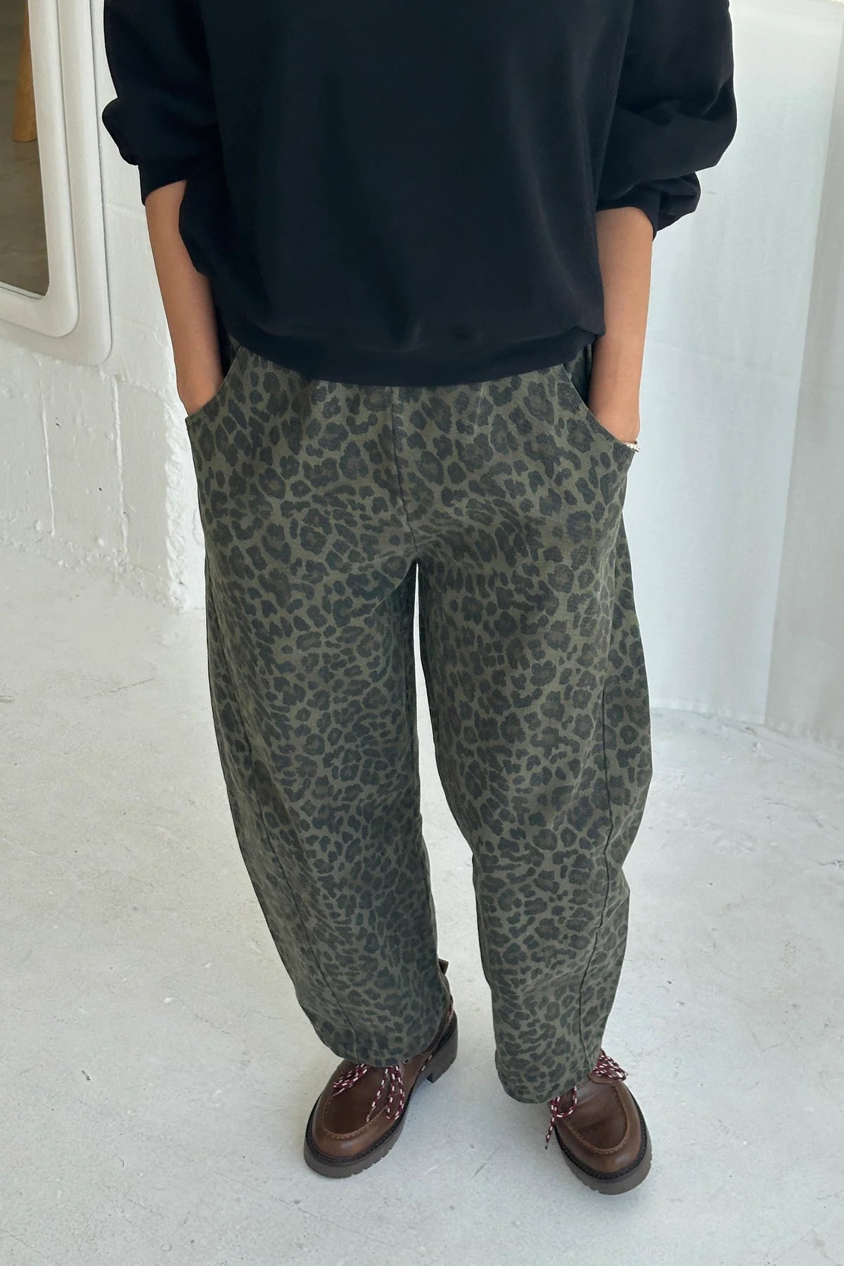 Spodnie Le Bon Shoppe Arc Pants Fern Leopard z przodu na osobie.