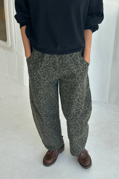 Spodnie Le Bon Shoppe Arc Pants Fern Leopard z przodu na osobie.