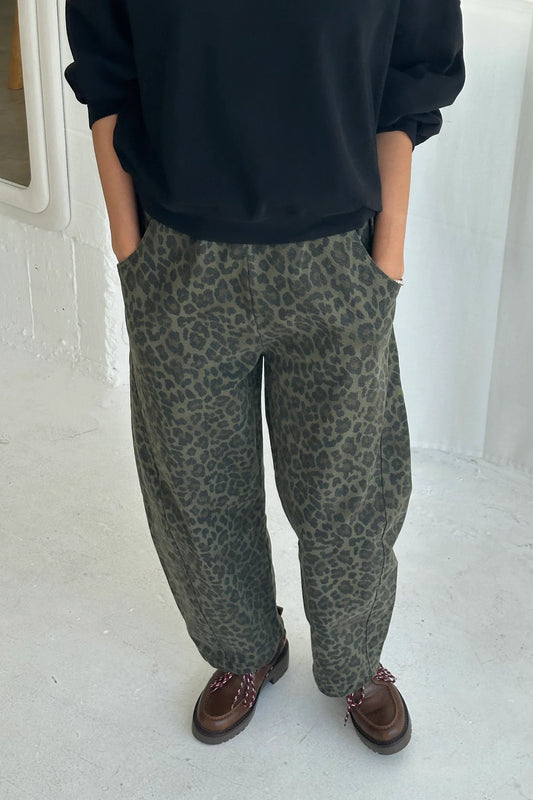Spodnie Le Bon Shoppe Arc Pants Fern Leopard z przodu na osobie.