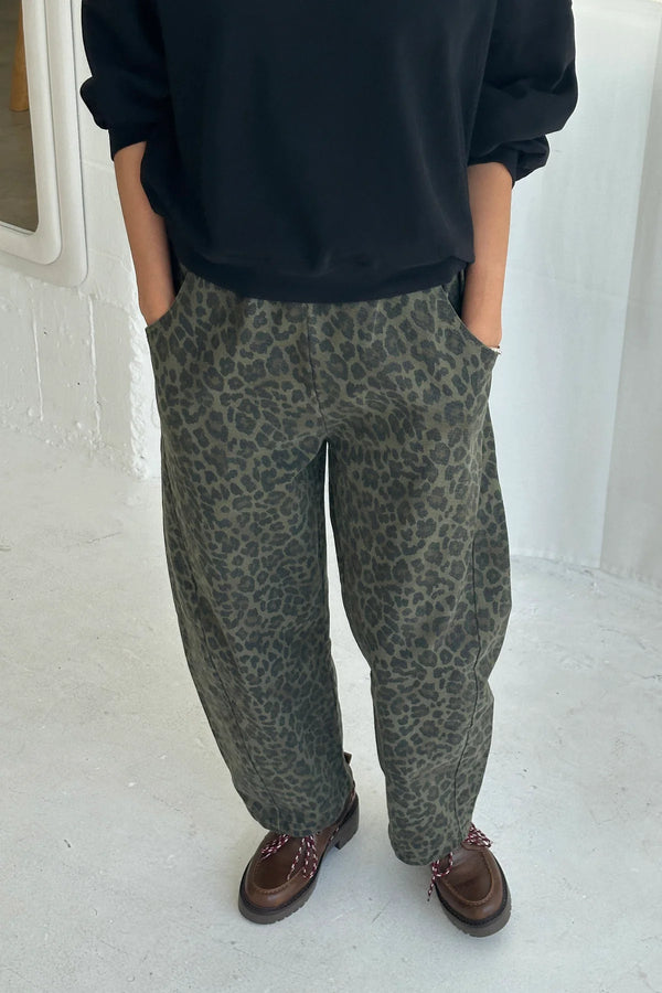 Spodnie Le Bon Shoppe Arc Pants Fern Leopard z przodu na osobie.