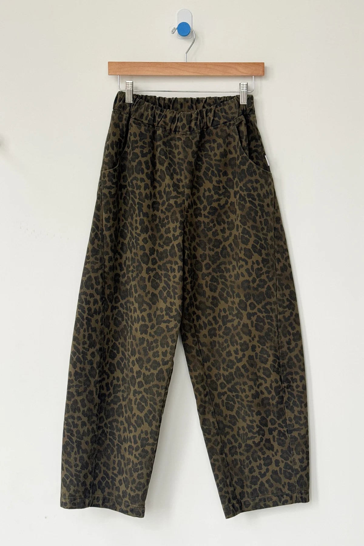 Spodnie Le Bon Shoppe Arc Pants Fern Leopard zawieszone na wieszaku.