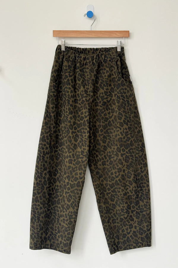 Spodnie Le Bon Shoppe Arc Pants Fern Leopard zawieszone na wieszaku.