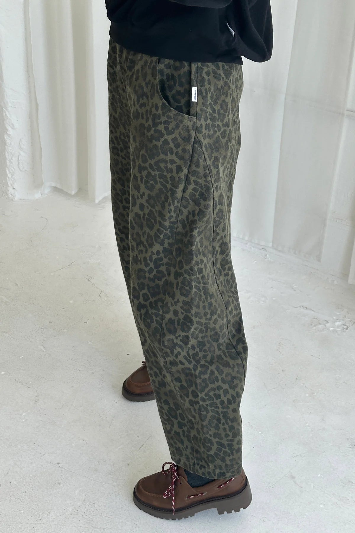 Spodnie Le Bon Shoppe Arc Pants Fern Leopard – widok z boku.