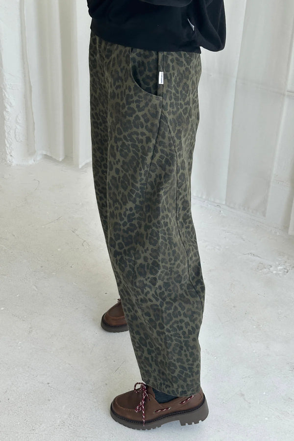 Spodnie Le Bon Shoppe Arc Pants Fern Leopard – widok z boku.