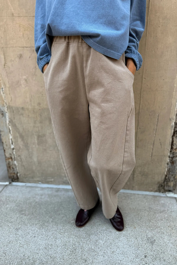Beżowe spodnie Le Bon Shoppe Arc Pants Taupe z przodu na osobie.