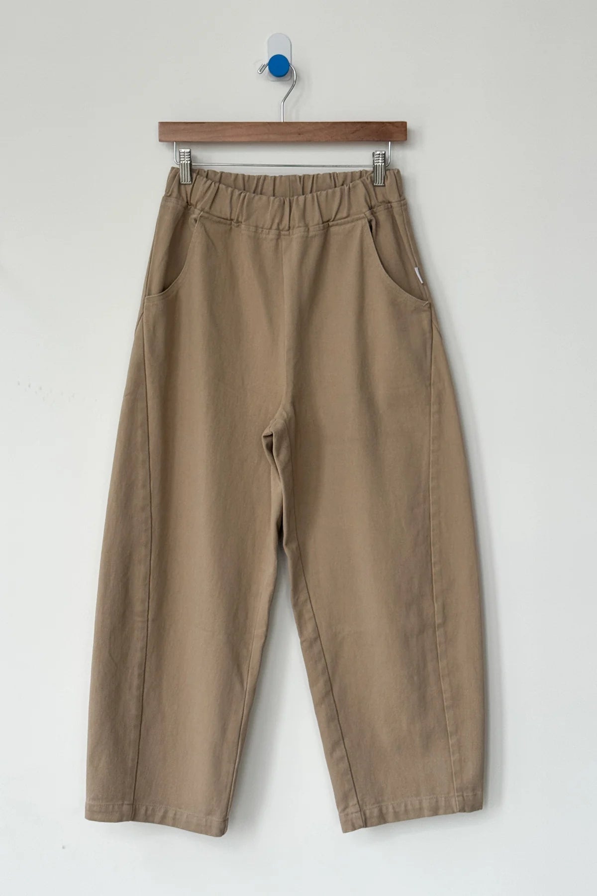 Spodnie Le Bon Shoppe Arc Pants Taupe zawieszone na wieszaku.