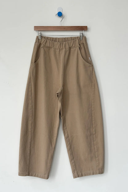 Spodnie Le Bon Shoppe Arc Pants Taupe zawieszone na wieszaku.