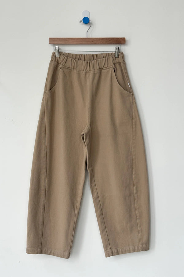 Spodnie Le Bon Shoppe Arc Pants Taupe zawieszone na wieszaku.
