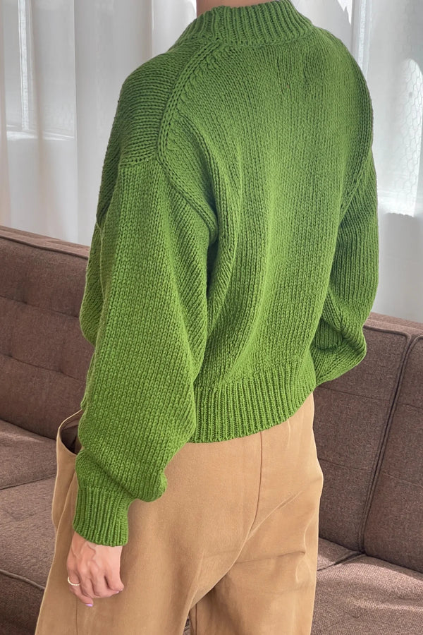 Zielony sweter Le Bon Shoppe Zoe Avocado – widok z tyłu.