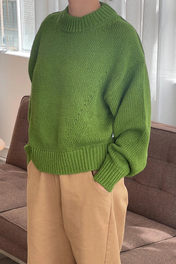 Sweter Le Bon Shoppe Zoe Avocado z przodu na stojącej osobie.