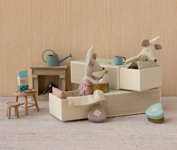 Miniaturowa aranżacja z myszką wróżką zębuszką marki Maileg w domku dla lalek.