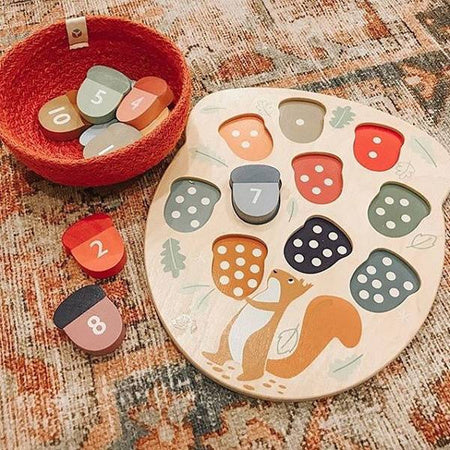 Drewniana zabawka - wiewiórka i liczenie żołędzi