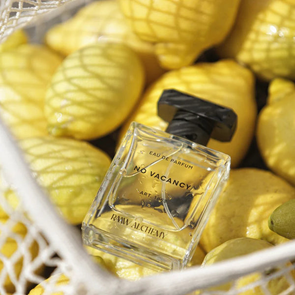Trwały zapach No Vacancy RAAW Alchemy w estetycznej aranżacji z nutami cedru i pomelo