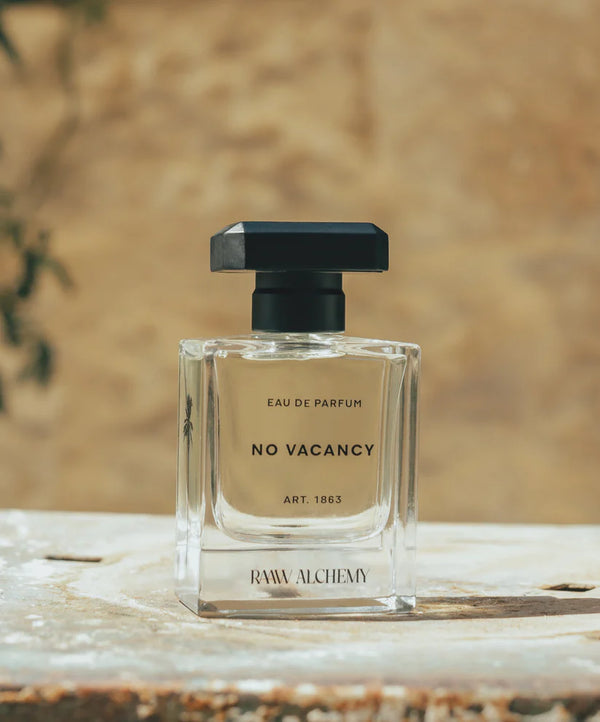Ekskluzywna woda perfumowana No Vacancy marki RAAW Alchemy – zbliżenie na detale flakonu