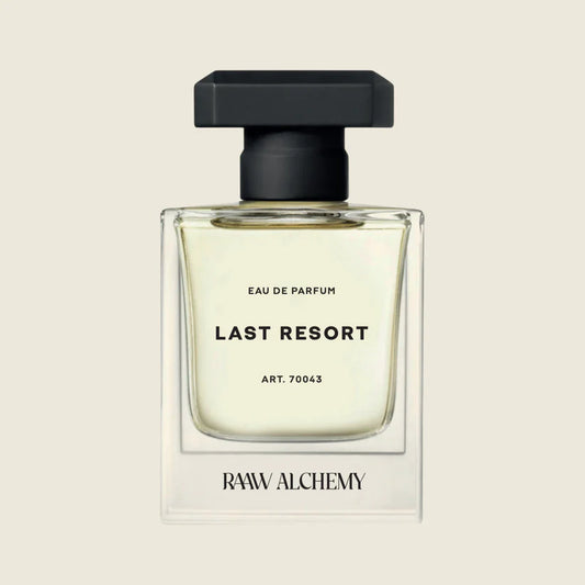 Szklany flakon perfum RAAW Alchemy Last Resort na jasnym tle.