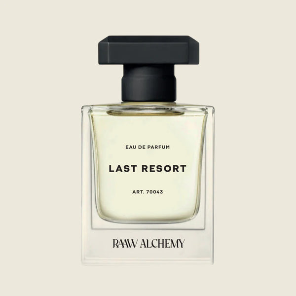 Szklany flakon perfum RAAW Alchemy Last Resort na jasnym tle.