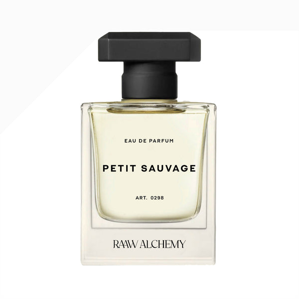Luksusowa woda perfumowana Petit Sauvage 50 ml marki RAAW Alchemy w minimalistycznym szklanym flakonie z czarnym korkiem