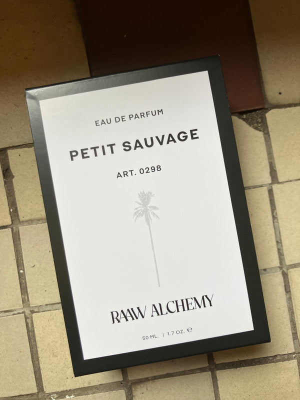 Oryginalne czarno-białe pudełko perfum niszowych RAAW Alchemy Petit Sauvage z minimalistyczną grafiką palmy