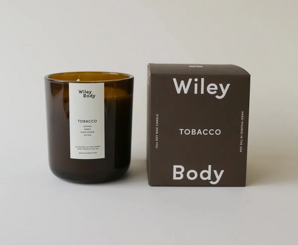 Wiley Body – Bestsellerowa świeca sojowa Tobacco w bursztynowym słoiku z litnym knotem oraz kartonowe opakowanie prezentacyjne z logiem marki na jasnym tle.