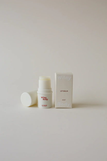 Tubki balsamów do ust Willey Body ustawione na minimalistycznym, jasnym tle.