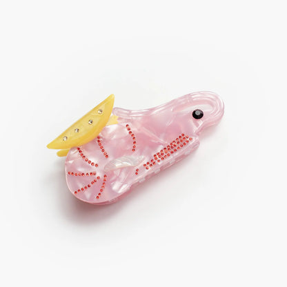 Kolorowa klamra do włosów Cajun Shrimp Claw w kształcie krewetki marki Winona Irene sfotografowana na jasnym tle.